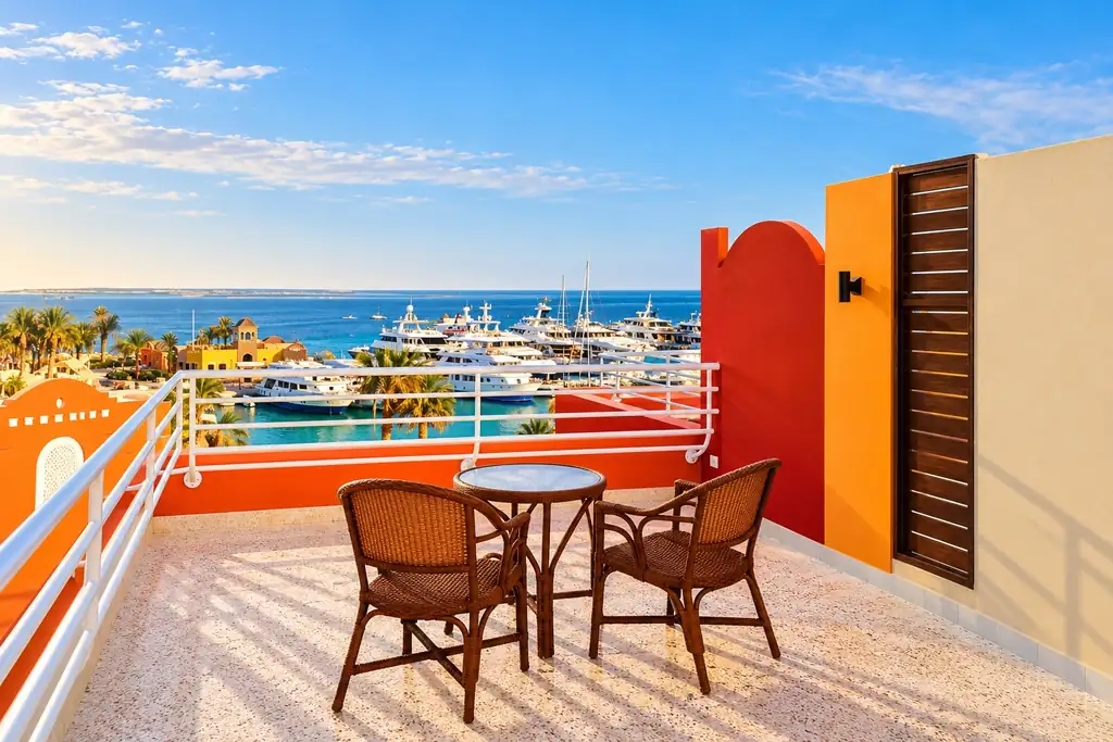 KI-Illustration: Terrasse mit Blick auf die Marina im AJIRA Bay Hotel Hurghada Marina