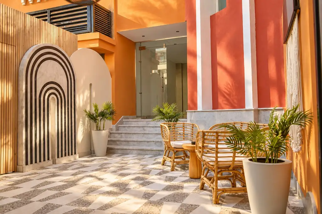 KI-Illustration: Eingangsbereich im AJIRA Boutique Hotel Hurghada Marina
