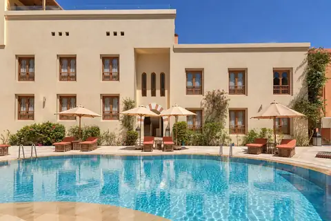 KI-Illustration: Pool vor der Hotelfassade im Ali Pasha Hotel El Gouna