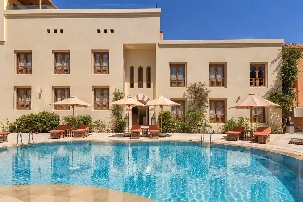 KI-Illustration: Pool vor der Hotelfassade im Ali Pasha Hotel El Gouna