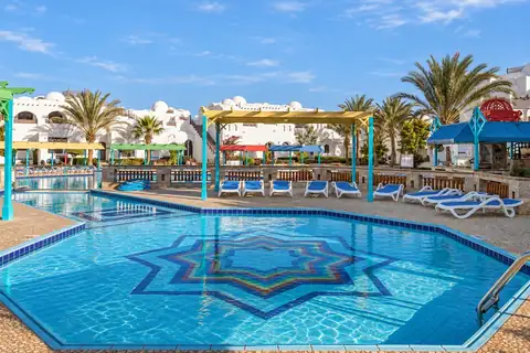 KI-Illustration: Pool mit Mosaik und weißer Hotelarchitektur im Arabella Azur Resort