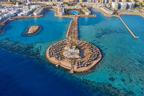 KI-Illustration: Hotelanlage mit Lagunen und Sonnenplattform im Arabia Azur Resort
