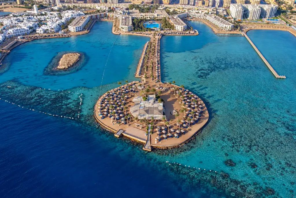 KI-Illustration: Hotelanlage mit Lagunen und Sonnenplattform im Arabia Azur Resort
