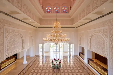 KI-Illustration: Lobby mit Kronleuchter im Baron Palace Sahl Hasheesh