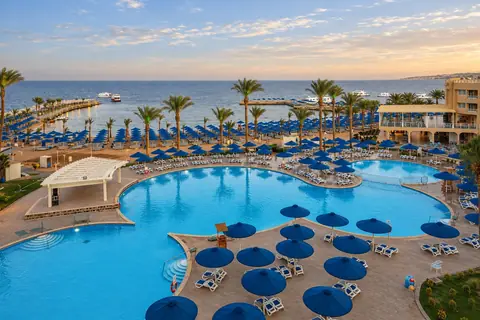 KI-Illustration: Poolbereich am Meer im Beach Albatros Resort