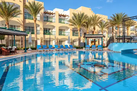 KI-Illustration: Pool zwischen hellen Hotelgebäuden im Bel Air Azur Resort