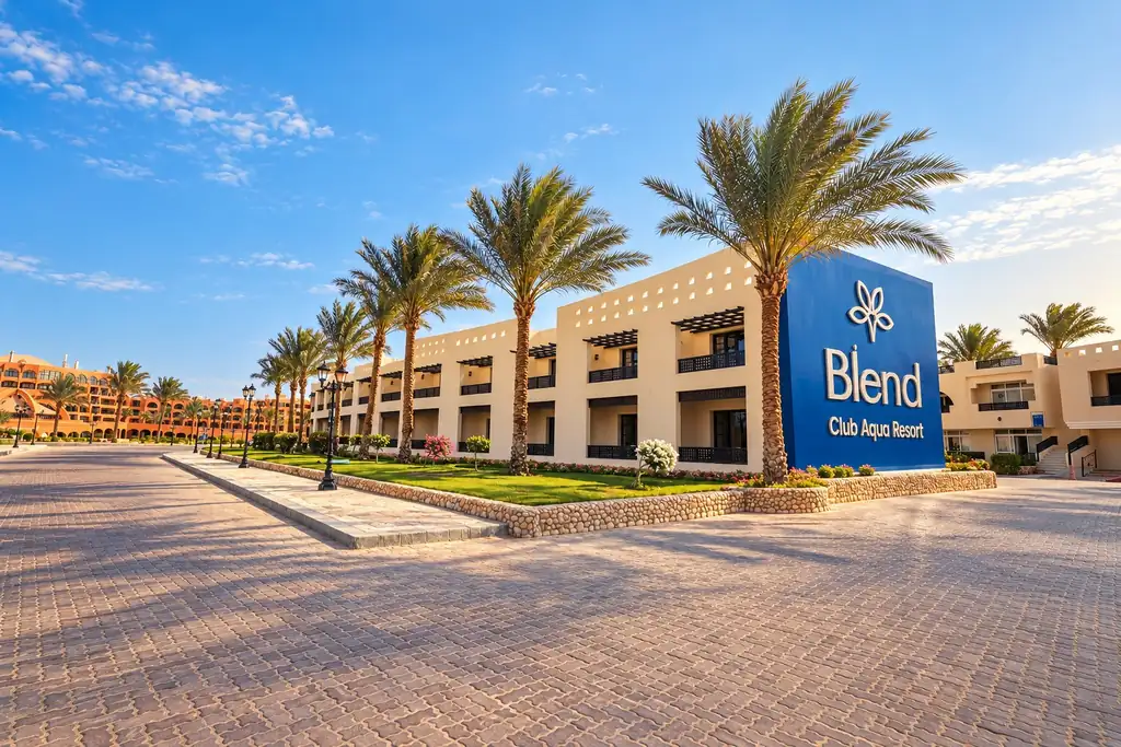 KI-Illustration: Einfahrt mit Palmen im Blend Club Aqua Resort
