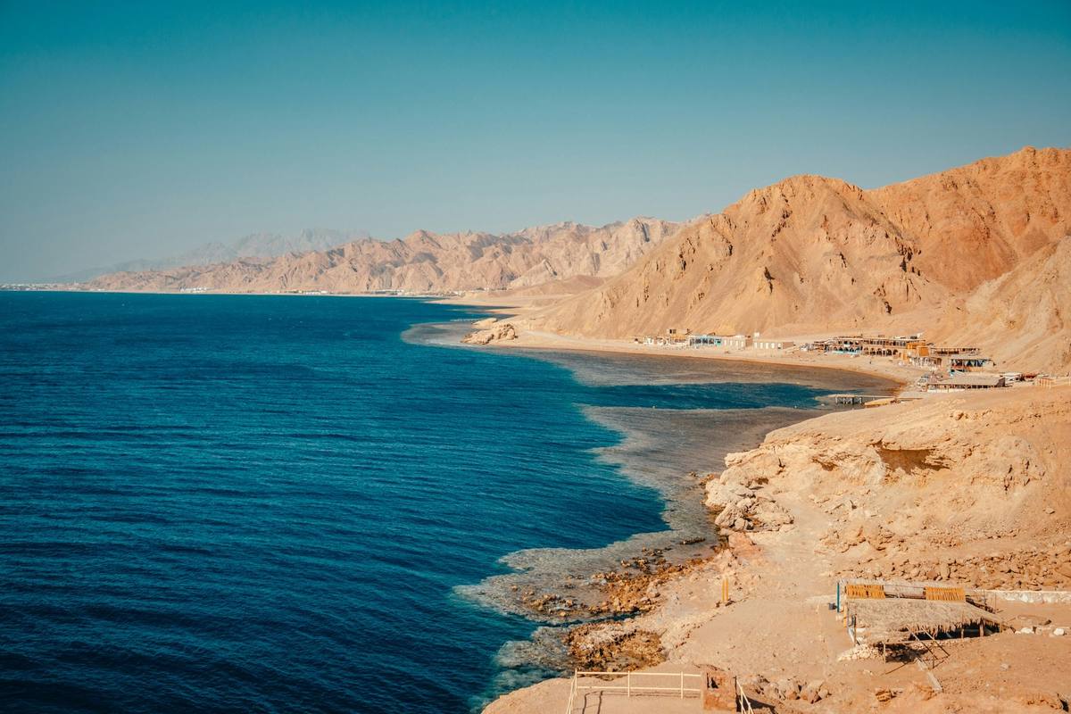Küste am Blue Hole bei Dahab auf der Sinai-Halbinsel mit tiefblauem Wasser und kahlen Bergen