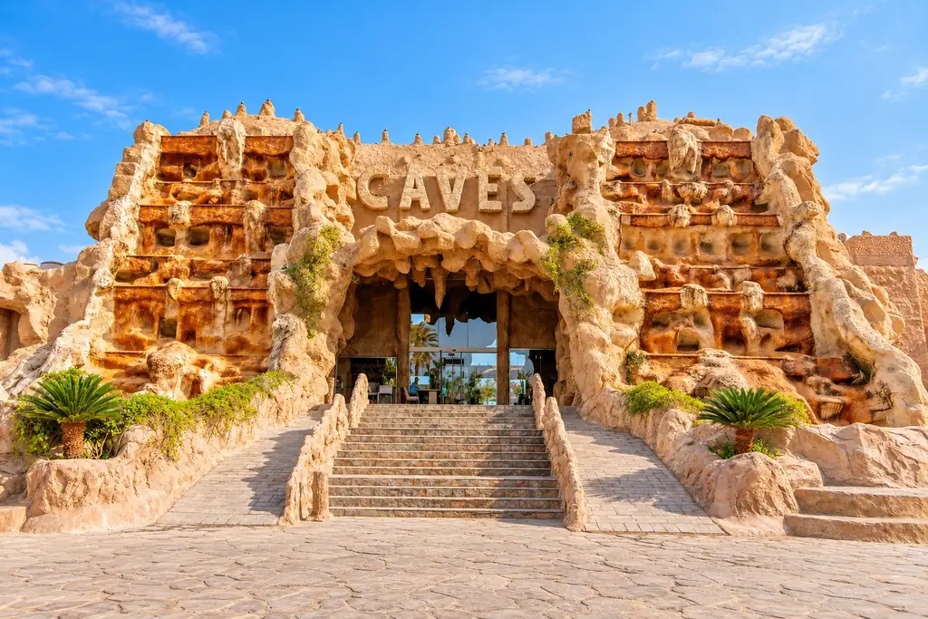 KI-Illustration: Eingang im Höhlenstil im Caves Beach Resort Hurghada