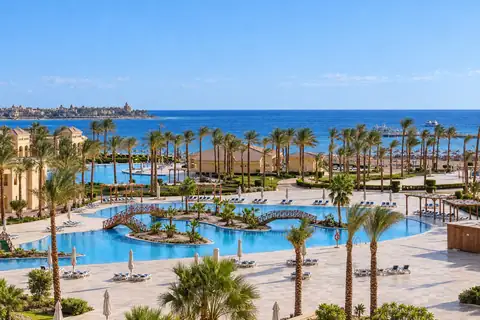 KI-Illustration: Poollandschaft mit Brücken und Meerblick im Cleopatra Luxury Resort Makadi Bay