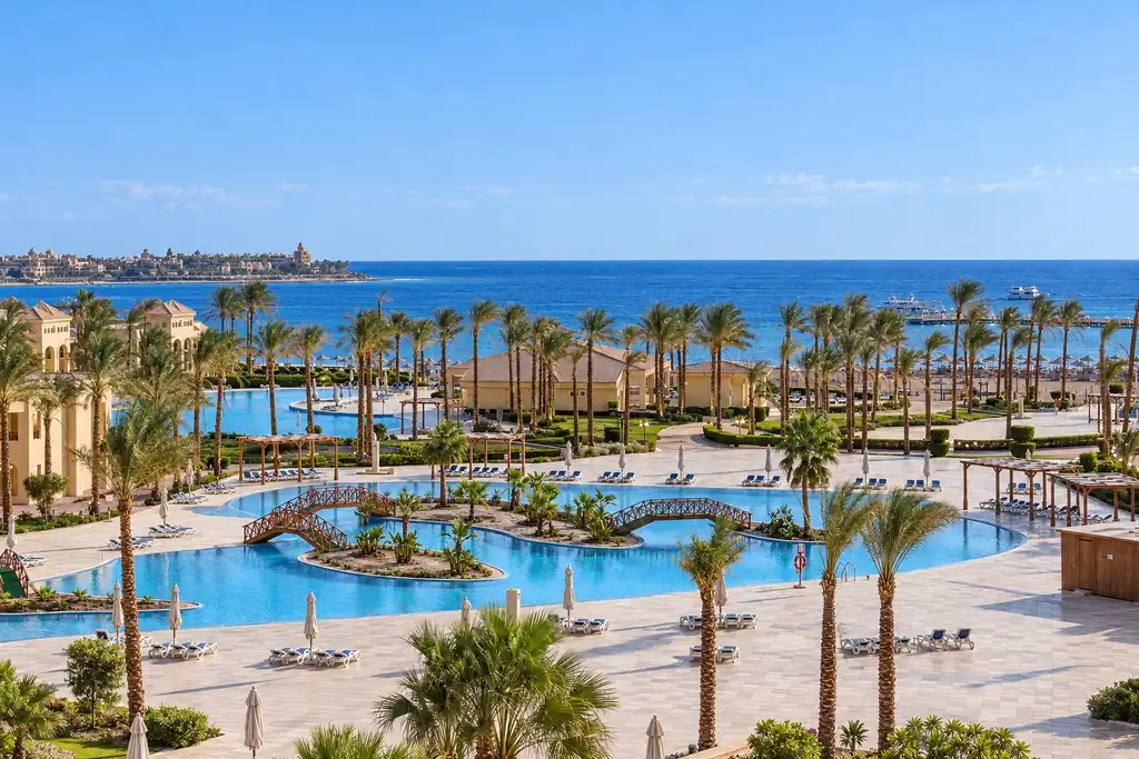 KI-Illustration: Poollandschaft mit Brücken und Meerblick im Cleopatra Luxury Resort Makadi Bay