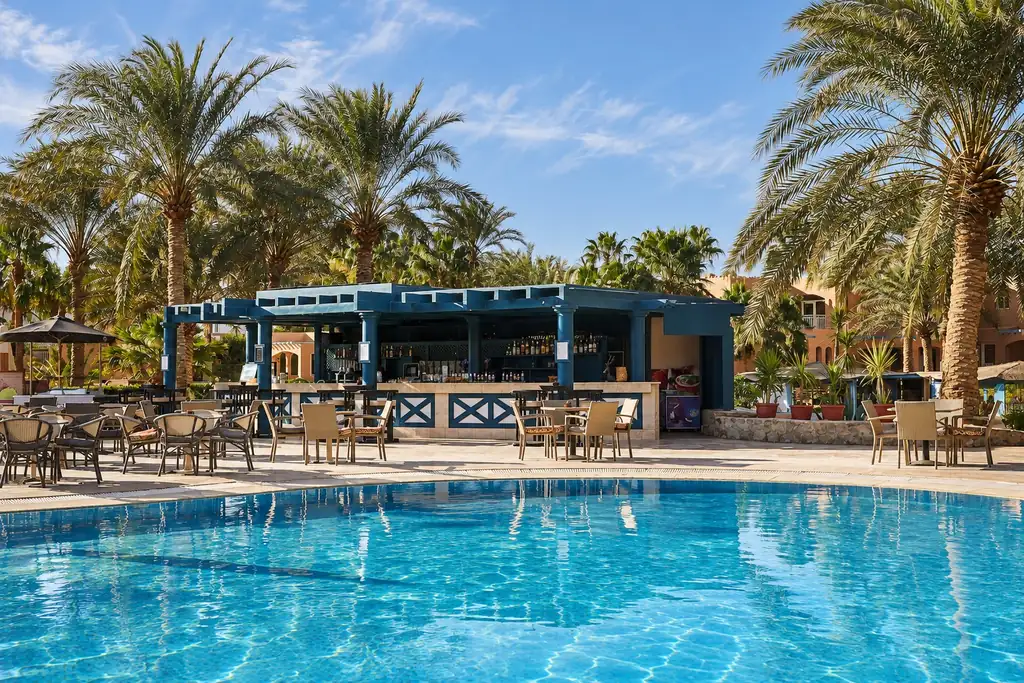 KI-Illustration: Poolbar unter Palmen im Club Paradisio El Gouna Red Sea