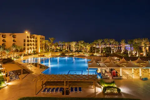 KI-Illustration: Beleuchteter Poolbereich am Abend im Continental Hotel Hurghada