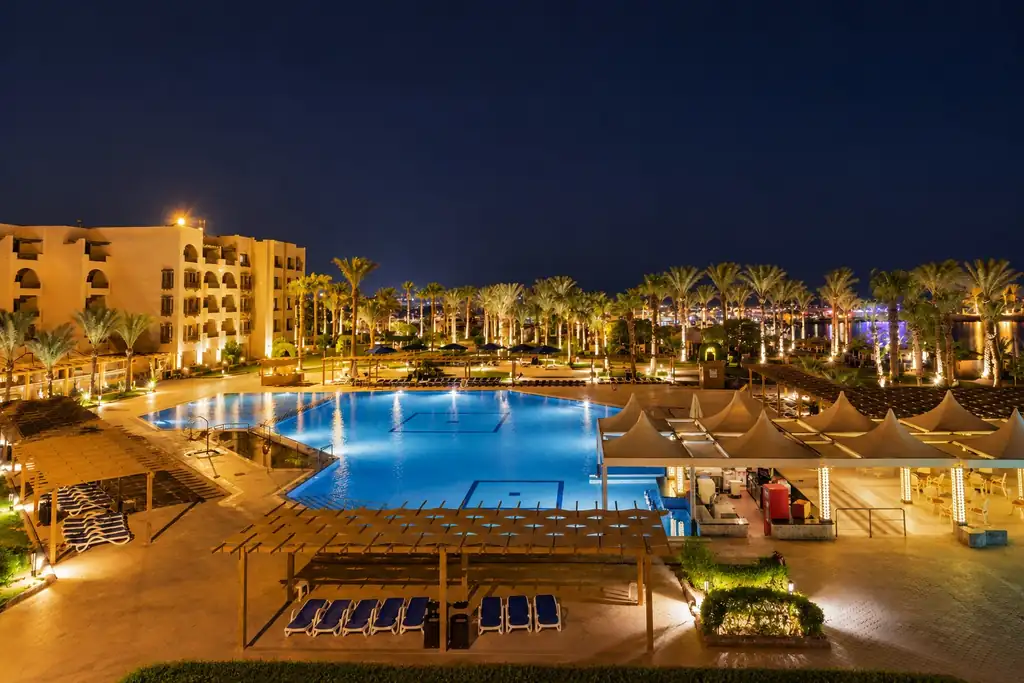 KI-Illustration: Beleuchteter Poolbereich am Abend im Continental Hotel Hurghada