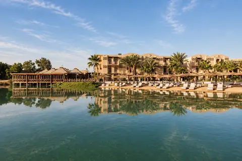 KI-Illustration: Hotelterrasse an der Lagune im Cook's Club El Gouna