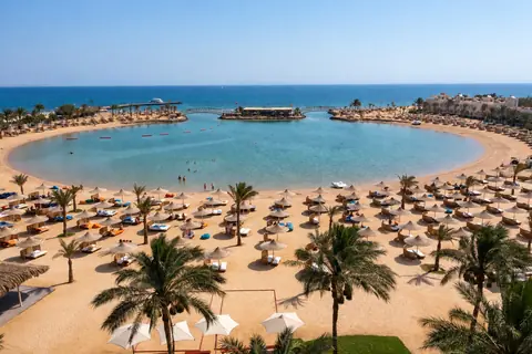 KI-Illustration: Lagune und Strand im Desert Rose Resort