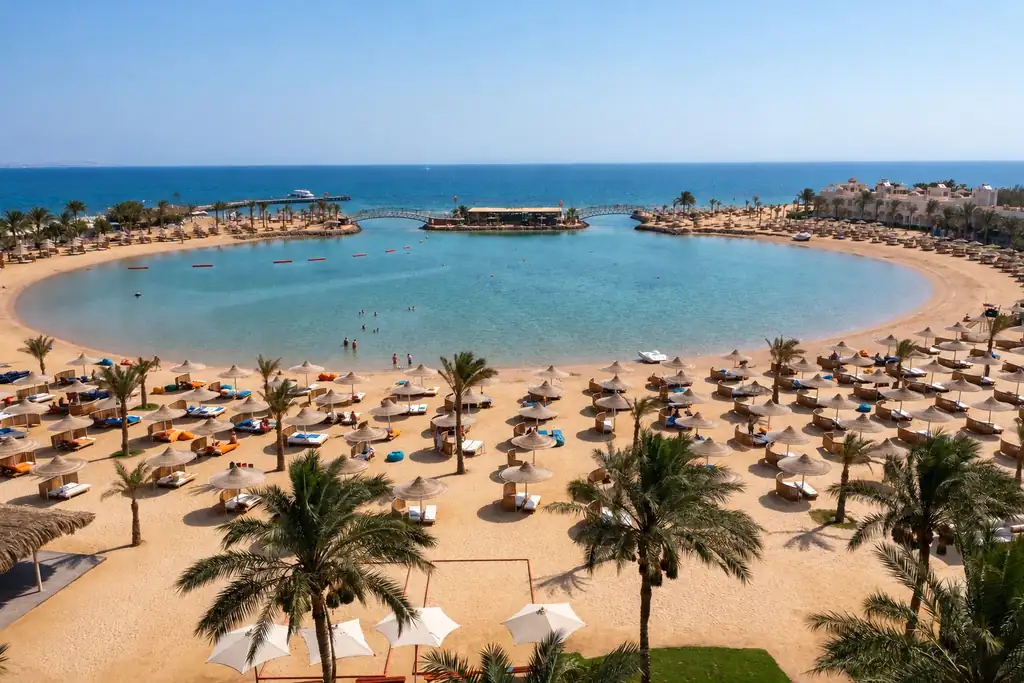 KI-Illustration: Lagune und Strand im Desert Rose Resort