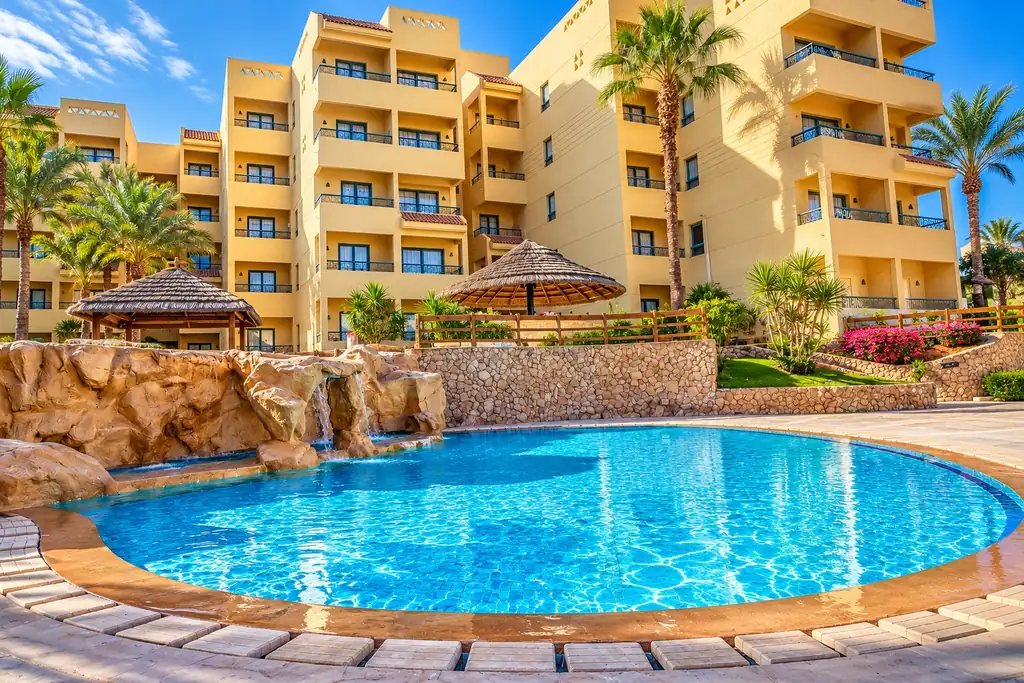 KI-Illustration: Pool mit Felsenwasserfall im Eagles Downtown Zahabia Resort & Aqua Park