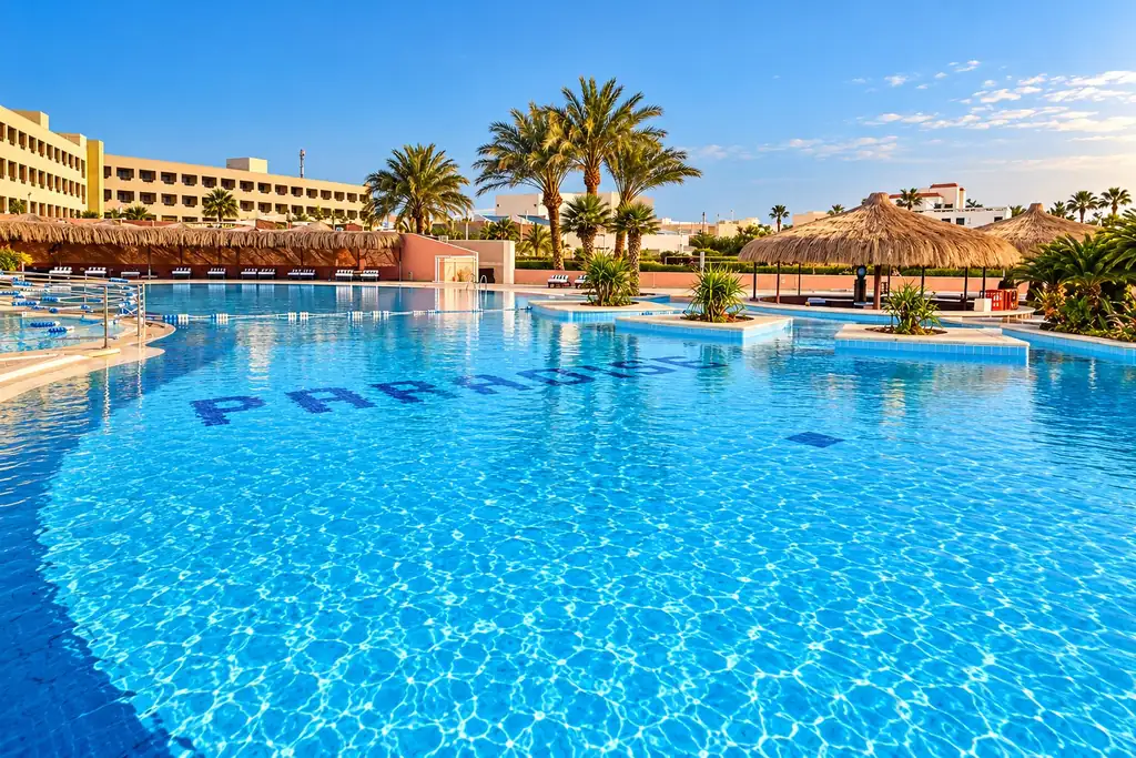 KI-Illustration: Großer Pool mit Palmen im Eagles Paradise Abu Soma Resort
