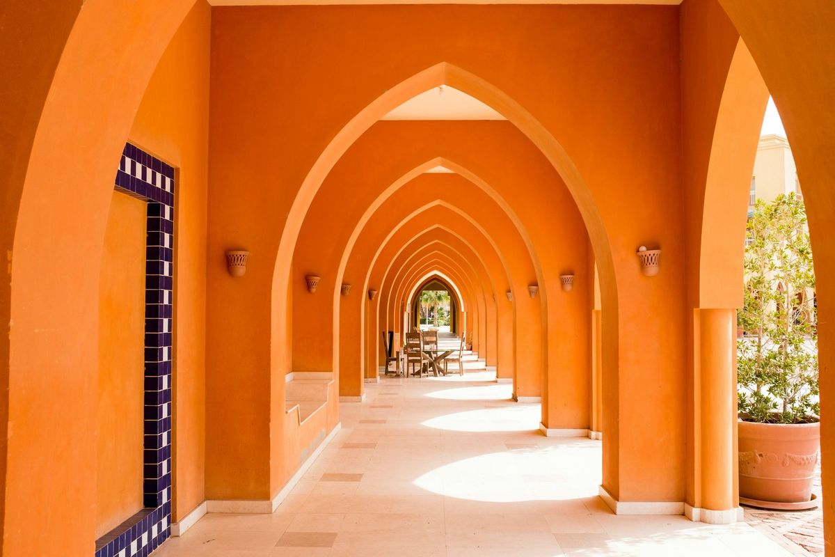 Orange Arkadengang mit Spitzbögen in El Gouna