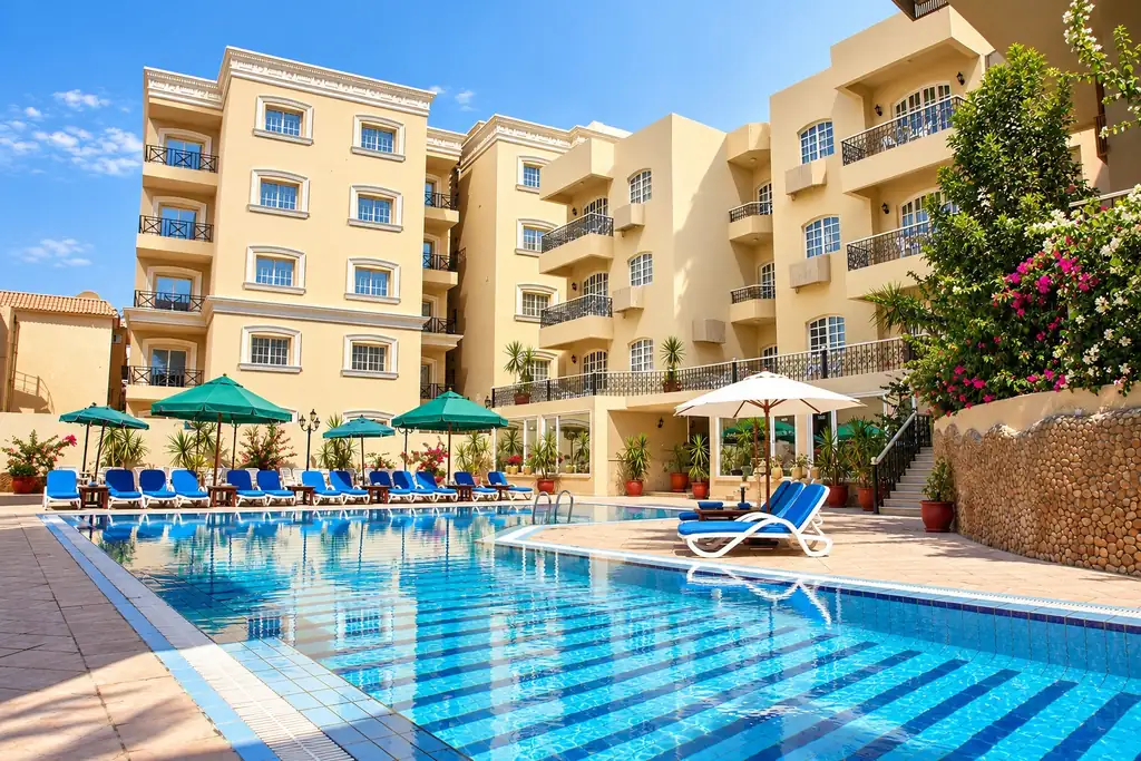 KI-Illustration: Pool vor dem Hotelgebäude im Elysees Dream Beach Hotel