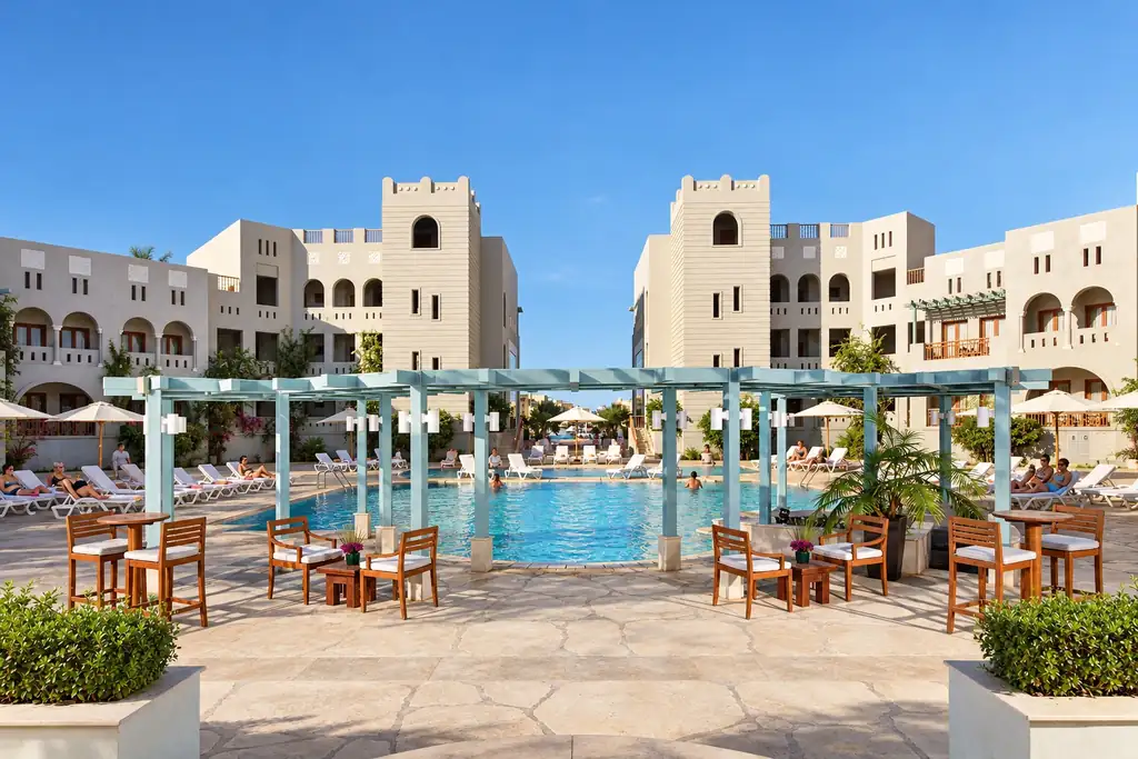 KI-Illustration: Poolhof mit Sitzterrasse und hellblauen Pergolen im Fanadir Hotel El Gouna