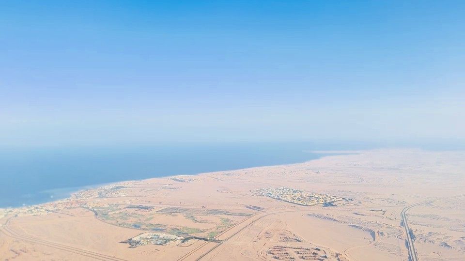 Blick aus dem Flugzeugfenster auf die Küste bei Hurghada