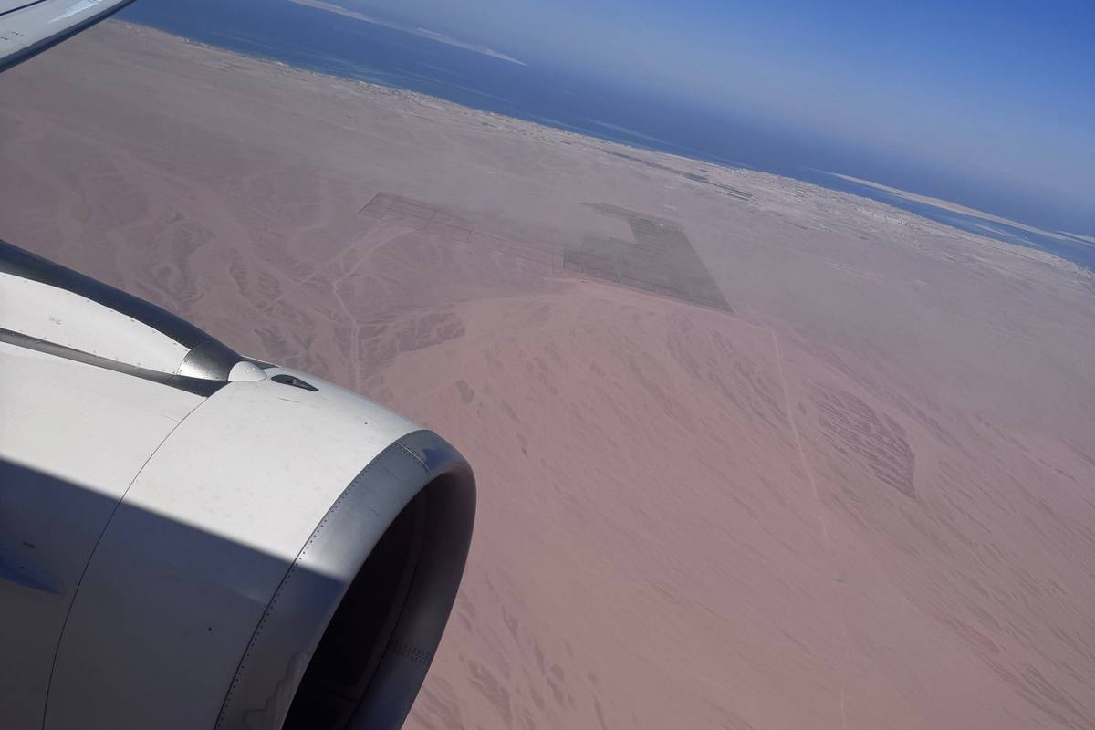 Blick aus dem Flugzeugfenster auf Triebwerk und Wüste bei Hurghada