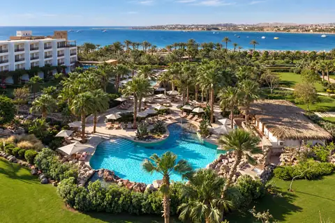 KI-Illustration: Garten und Poolanlage mit Meerblick im Fort Arabesque The Villas