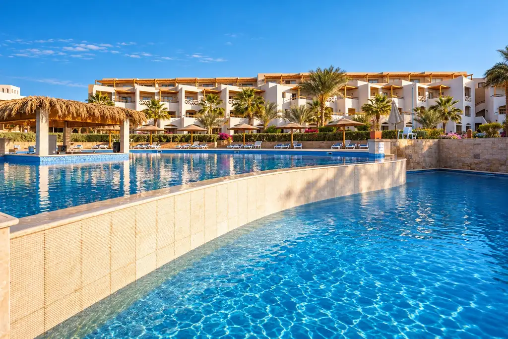 KI-Illustration: Pool vor den Zimmern im Fort Arabesque The West Bay