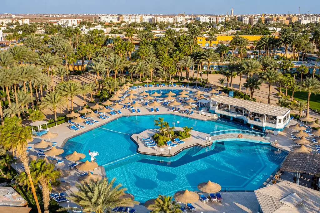 KI-Illustration: Pool mit Insel und Gartenanlage aus erhöhter Perspektive im Giftun Azur Resort