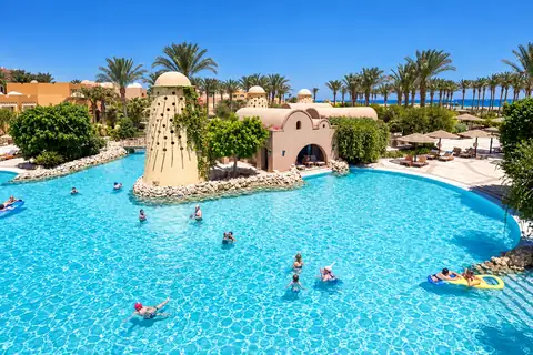 KI-Illustration: Pool mit markanten Kuppelbauten im Grand Makadi