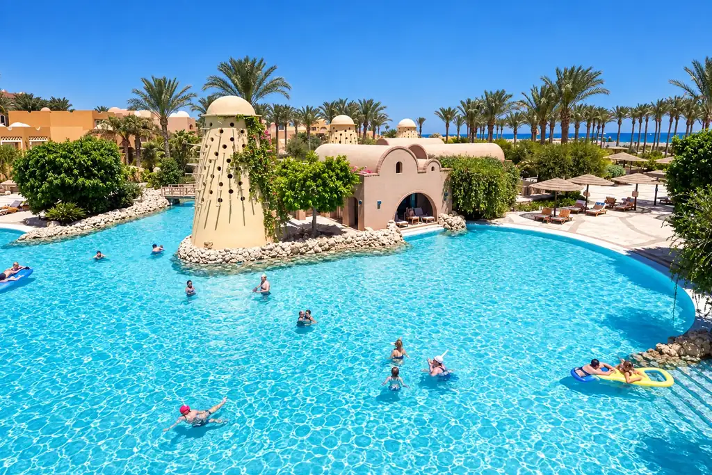 KI-Illustration: Pool mit markanten Kuppelbauten im Grand Makadi