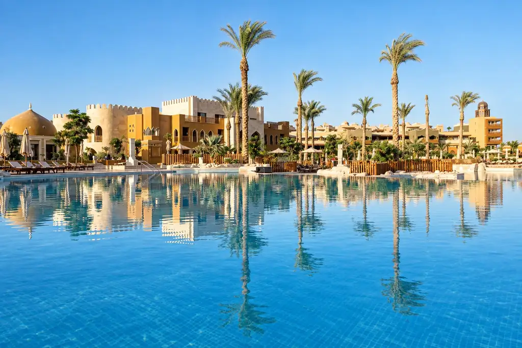 KI-Illustration: Großer Pool und Hotelarchitektur im Grand Waterworld Makadi Resort