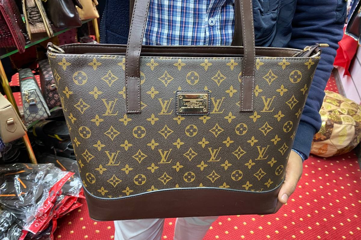 Handtasche mit Louis-Vuitton-Muster in einem Laden in Hurghada