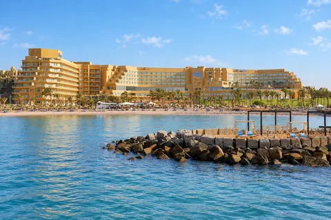 KI-Illustration: Hotelaußenansicht am Meer im Hilton Hurghada Plaza