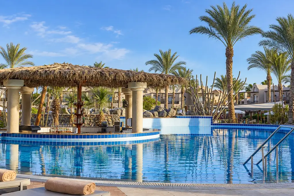 KI-Illustration: Poolbar unter einem Strohdach im Iberotel Makadi Beach by JAZ