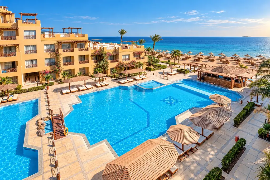 KI-Illustration: Poolanlage mit Meerblick im Imperial Shams Abu Soma