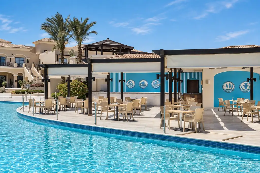 KI-Illustration: Poolbar und Hotelarchitektur im JAZ Bluemarine