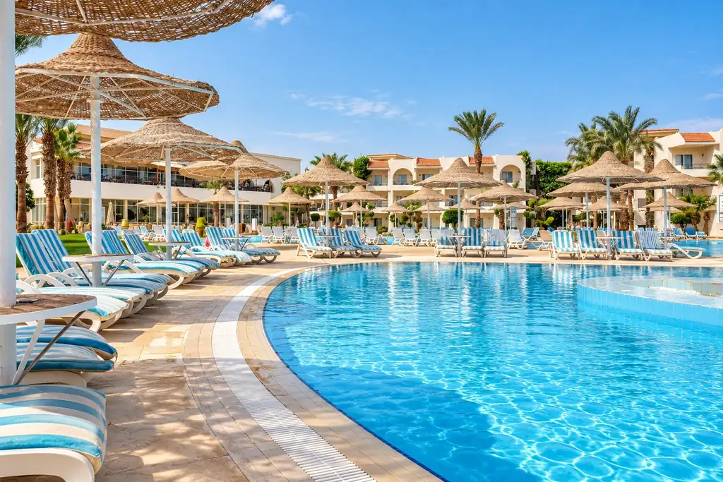 KI-Illustration: Pool mit Liegen und Schirmen im JAZ Palmariva Beach