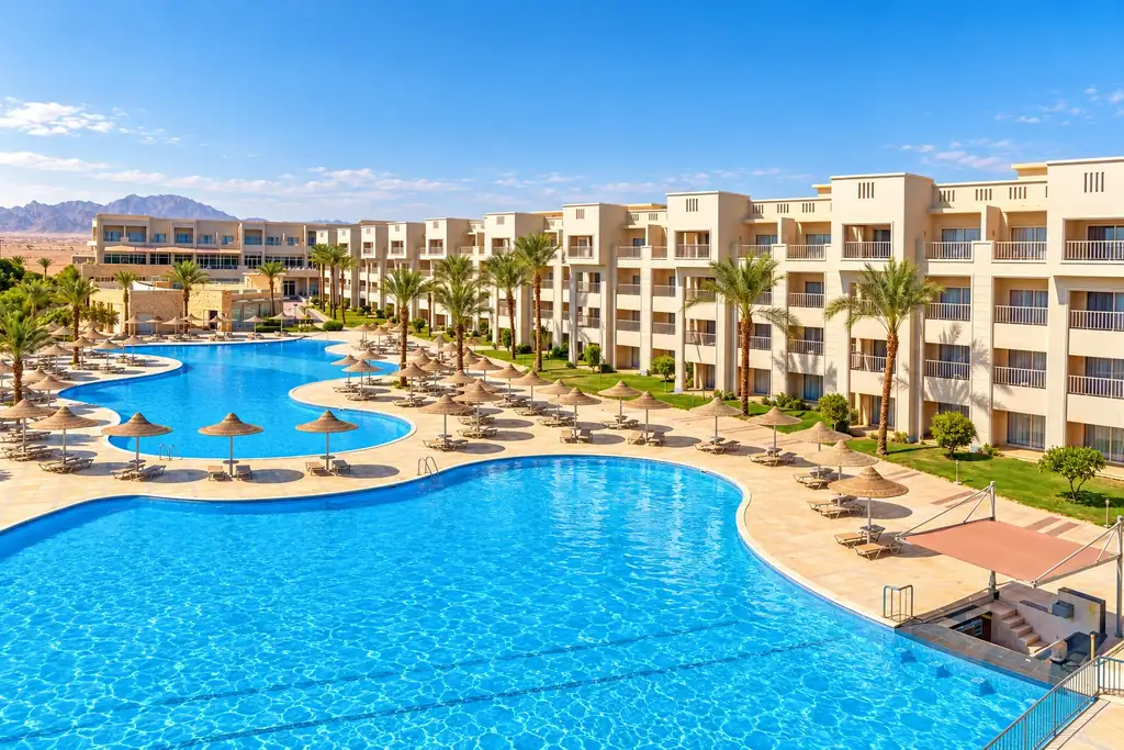 KI-Illustration: Pool vor den Hotelgebäuden im JAZ Soma Beach