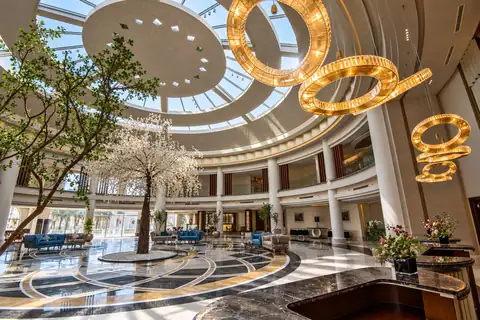 KI-Illustration: Hotellobby mit Kronleuchter im KaiSol Romance Resort
