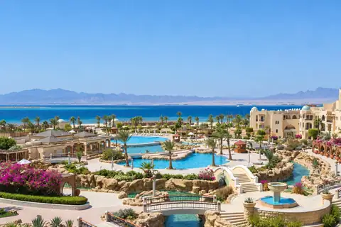 KI-Illustration: Poollandschaft und Hotelarchitektur mit Meerblick im Kempinski Hotel Soma Bay