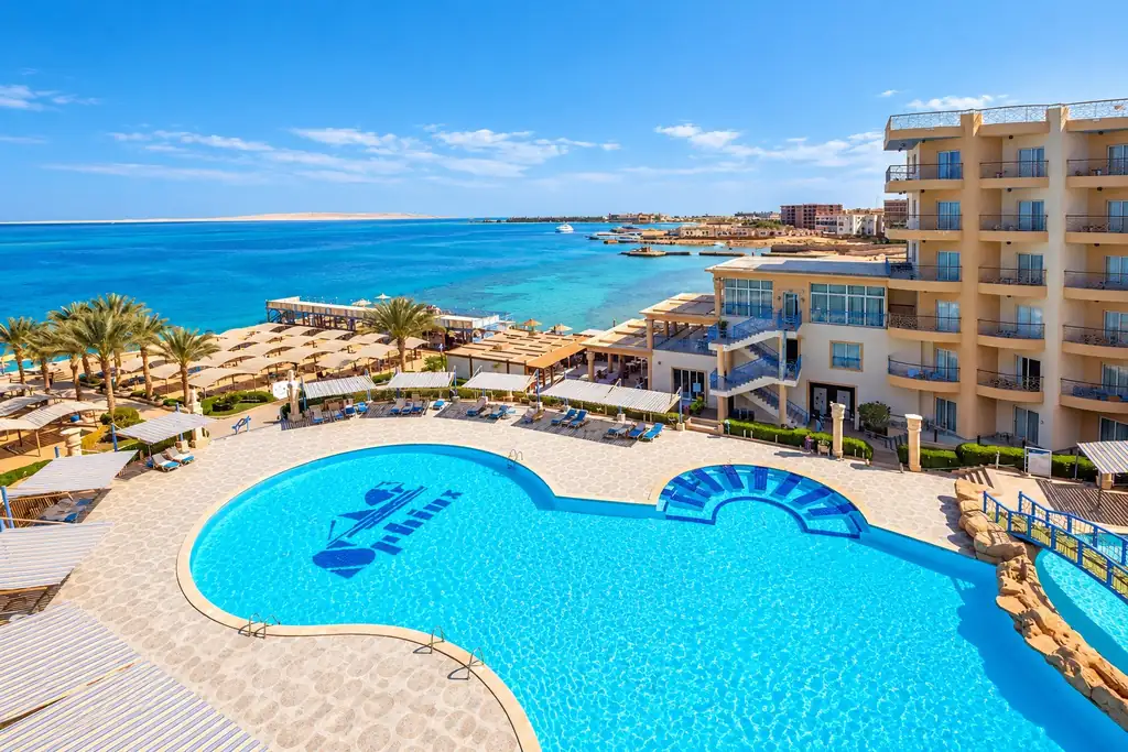 KI-Illustration: Pool am Strand mit Meerblick im King Tut Aqua Park Beach Resort