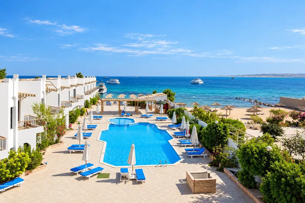 KI-Illustration: Pool mit Liegen und Meerblick im La Casa Beach