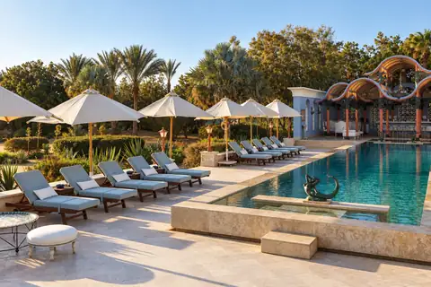 KI-Illustration: Pool und Liegeterrasse im Garten im La Maison Bleue