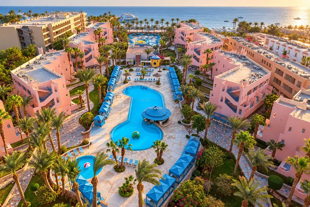 KI-Illustration: Poolanlage von oben im Le Pacha Resort