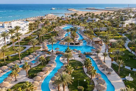 KI-Illustration: Poollandschaft, Garten und Strand aus erhöhter Perspektive im Long Beach Resort