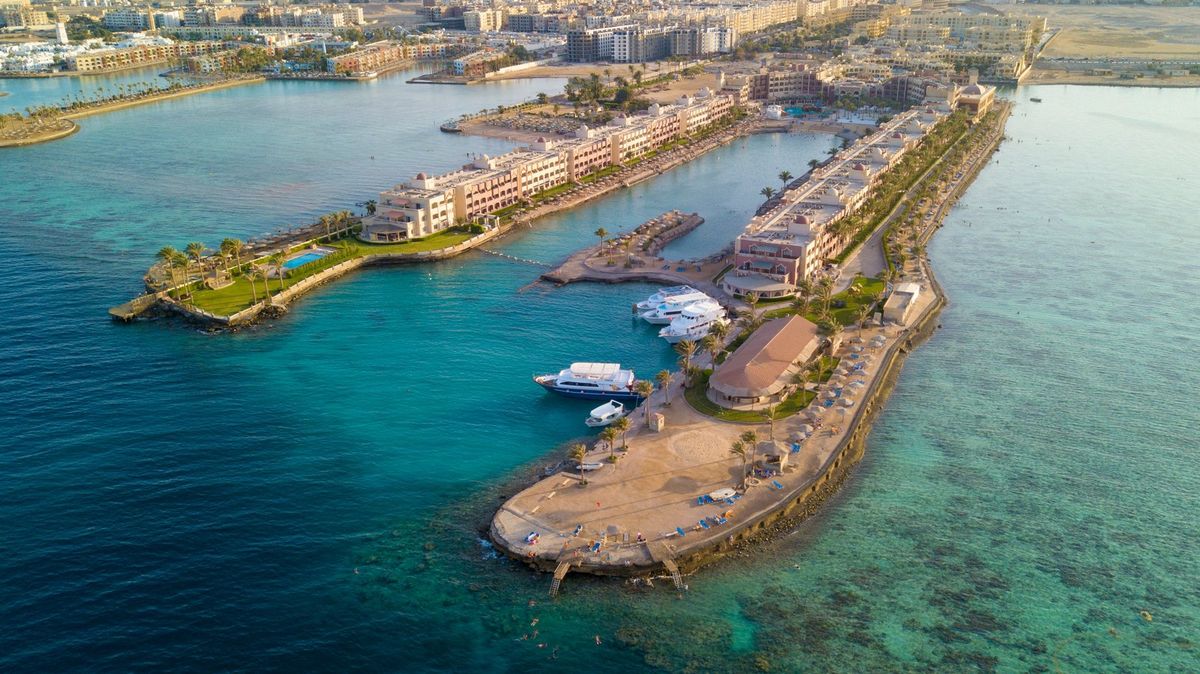 Luftaufnahme einer Hotelanlage auf einer Landzunge mit Bootsanleger und Yachten in Hurghada