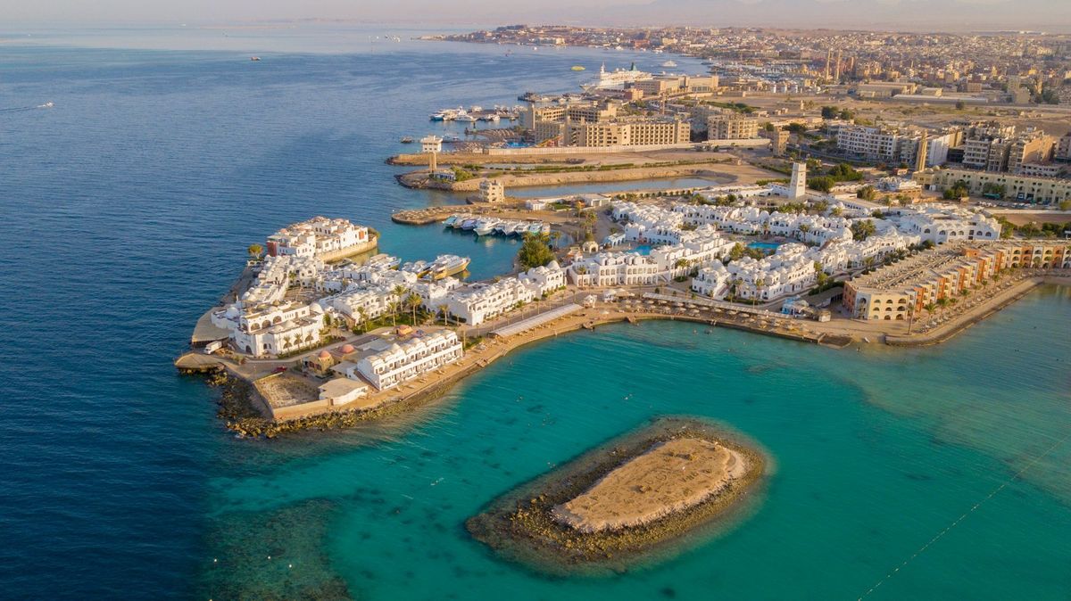 Luftaufnahme einer Hotelküste in Hurghada mit vorgelagerter kleiner Sandinsel im türkisfarbenen Meer